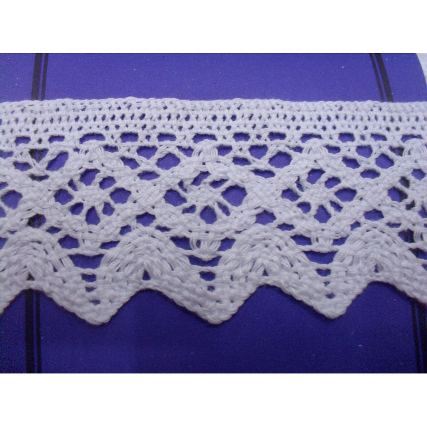 MERLETTO COTONE A FUSELLI PER DECORAZIONI VARIE ALTO 4,6 cm. ARTICOLO 8406 1 MT.