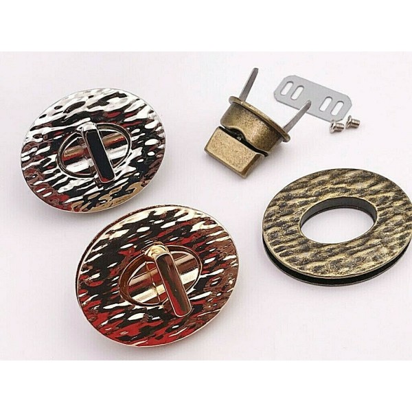 CHIUSURA OVALE LAVORATA PER RIFINITURE BORSE E ACCESSORI MISURA 4,6X3,7 cm.