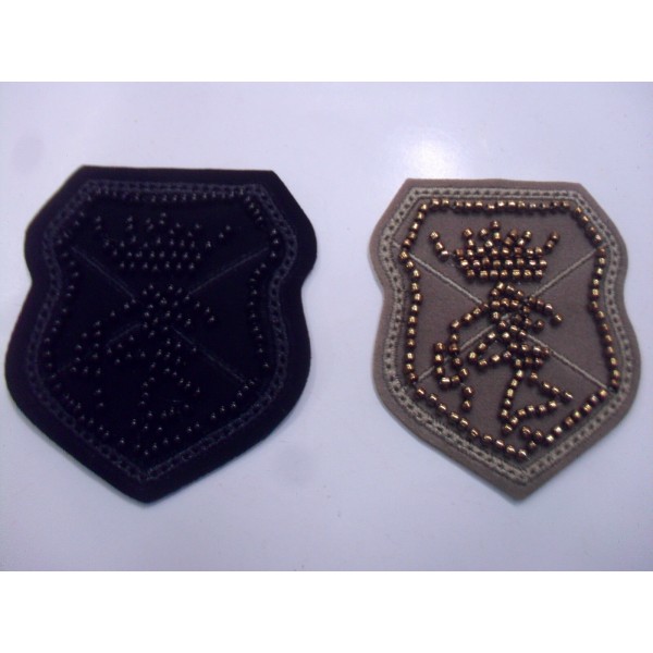 TOPPA PATCH APPLICAZIONE SCUDO RICAMO SU ECOPELLE TERMO O CUCIRE D. 7,1X6,9 cm.