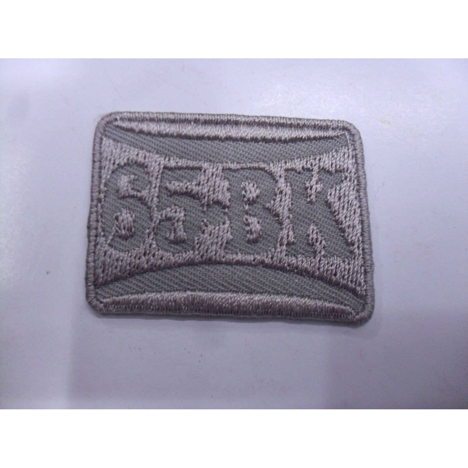 TOPPA PATCH APPLICAZIONE RICAMO TESSUTO 65BK TERMO O DA CUCIRE DIAM 3,9X2,8 cm.