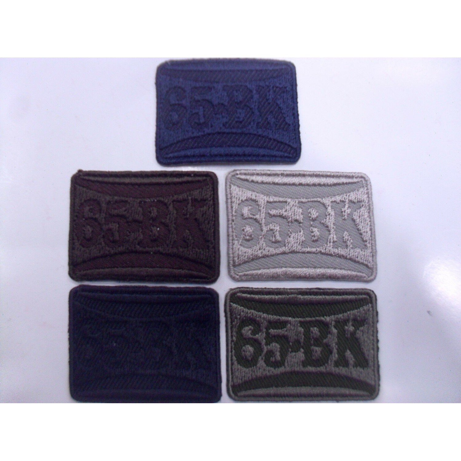 TOPPA PATCH APPLICAZIONE RICAMO TESSUTO 65BK TERMO O DA CUCIRE DIAM 3,9X2,8 cm.