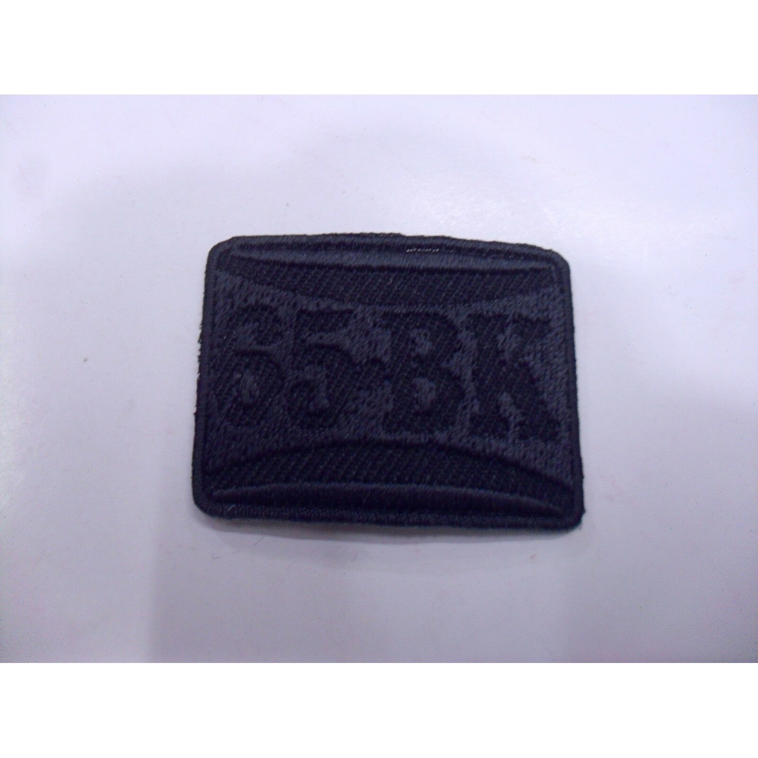 TOPPA PATCH APPLICAZIONE RICAMO TESSUTO 65BK TERMO O DA CUCIRE DIAM 3,9X2,8 cm.