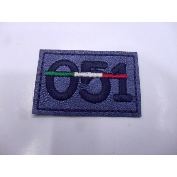 TOPPA PATCH APPLICAZIONE RICAMO 051 SU ECOPELLE.TERMOADESIVA DIM. 3X3,5 cm.