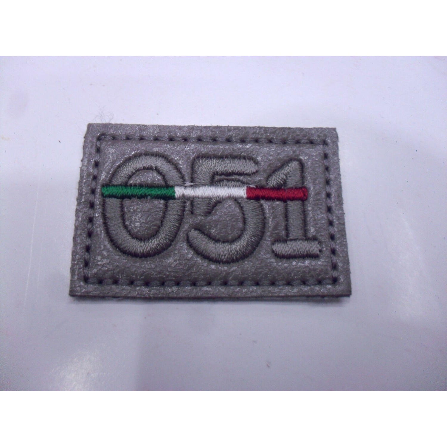 TOPPA PATCH APPLICAZIONE RICAMO 051 SU ECOPELLE.TERMOADESIVA DIM. 3X3,5 cm.