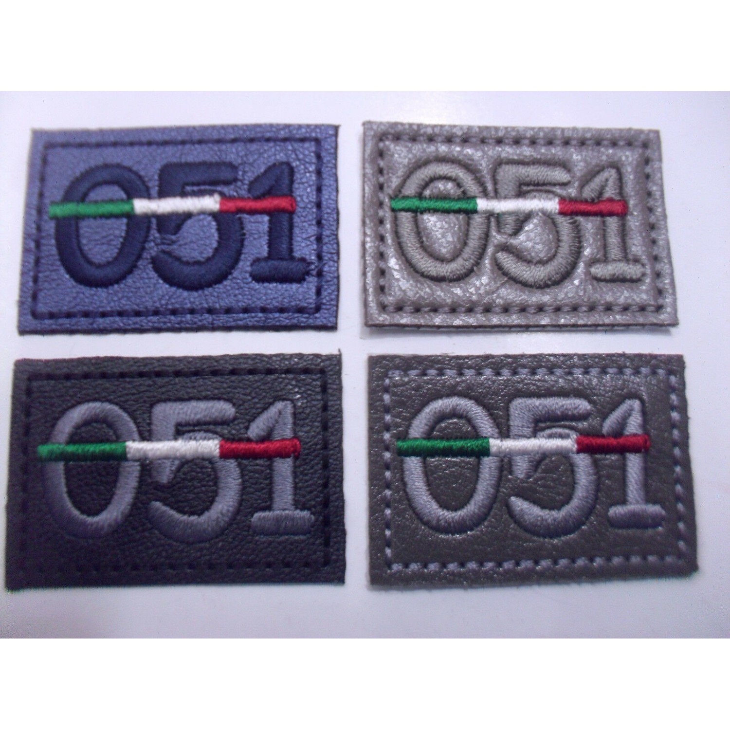 TOPPA PATCH APPLICAZIONE RICAMO 051 SU ECOPELLE.TERMOADESIVA DIM. 3X3,5 cm.