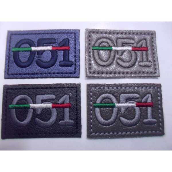 TOPPA PATCH APPLICAZIONE RICAMO 051 SU ECOPELLE.TERMOADESIVA DIM. 3X3,5 cm.