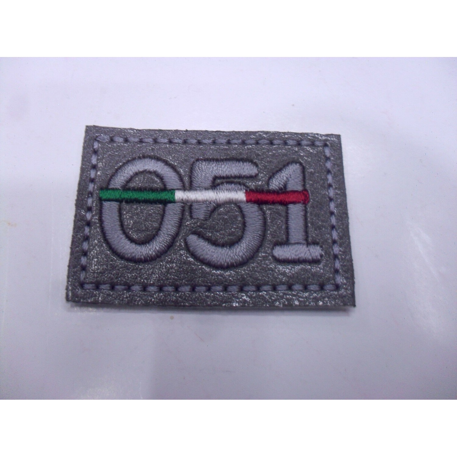 TOPPA PATCH APPLICAZIONE RICAMO 051 SU ECOPELLE.TERMOADESIVA DIM. 3X3,5 cm.