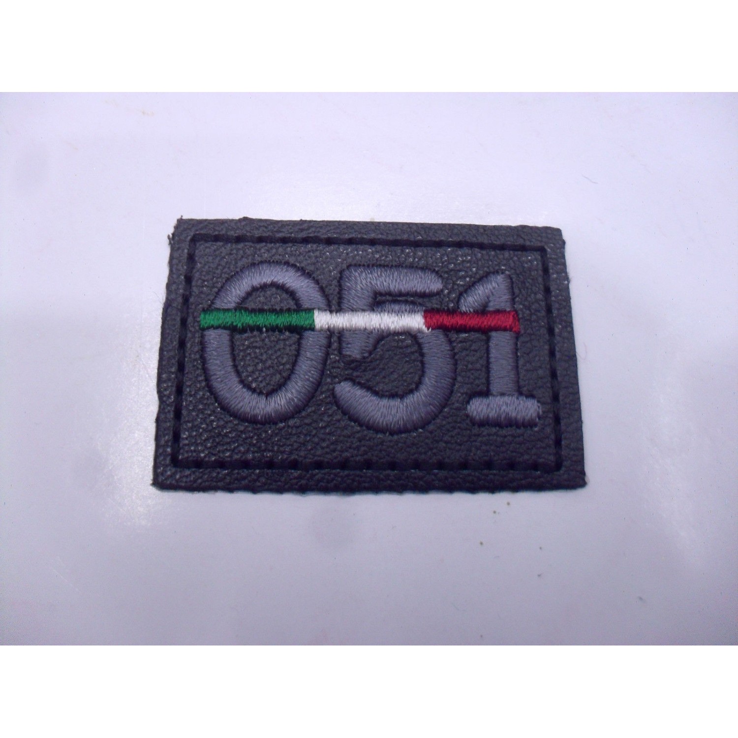 TOPPA PATCH APPLICAZIONE RICAMO 051 SU ECOPELLE.TERMOADESIVA DIM. 3X3,5 cm.