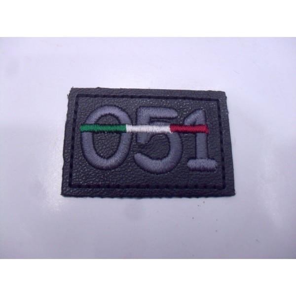 TOPPA PATCH APPLICAZIONE RICAMO 051 SU ECOPELLE.TERMOADESIVA DIM. 3X3,5 cm.