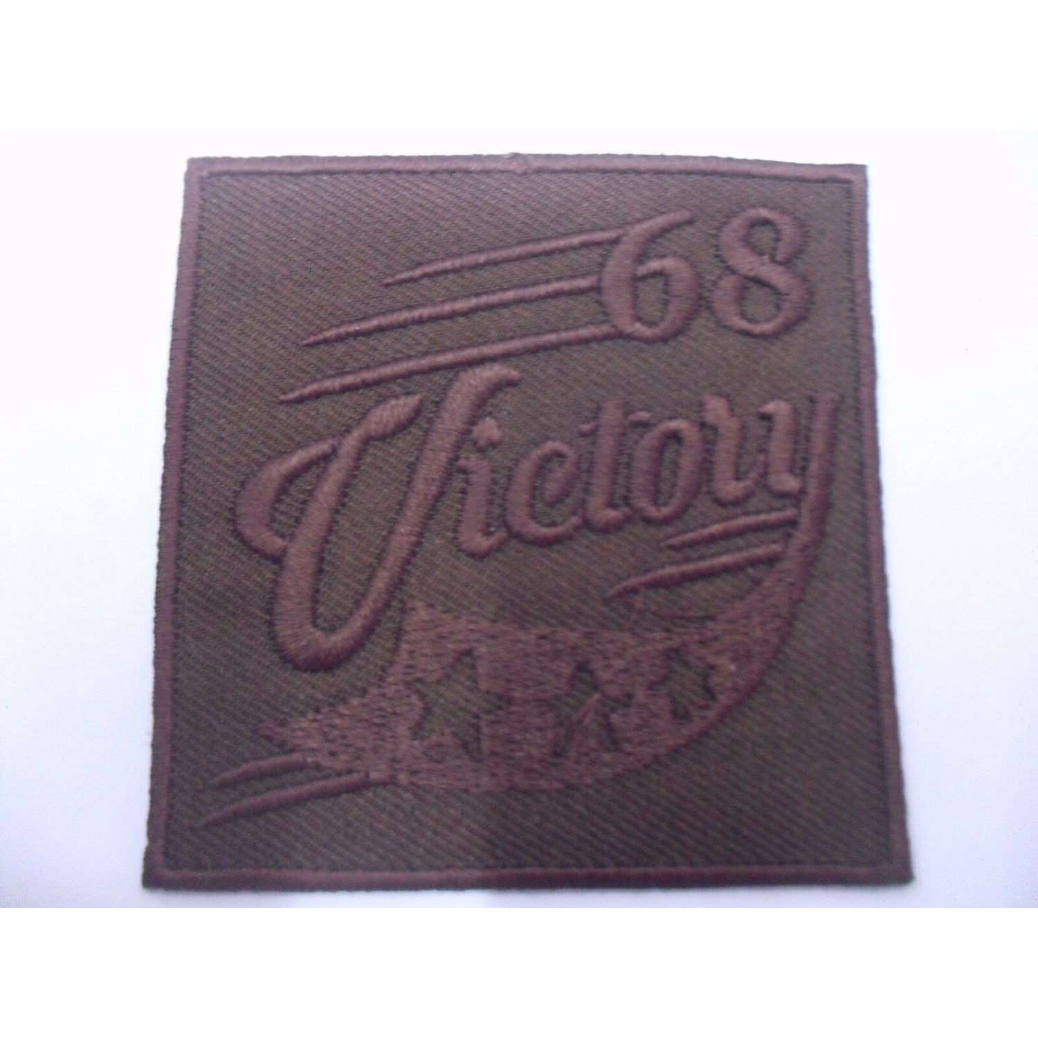 TOPPA PATCH APPLICAZIONE RICAMO "68 VICTORY" TERMOADESIVA O DA CUCIRE 6X6 cm.