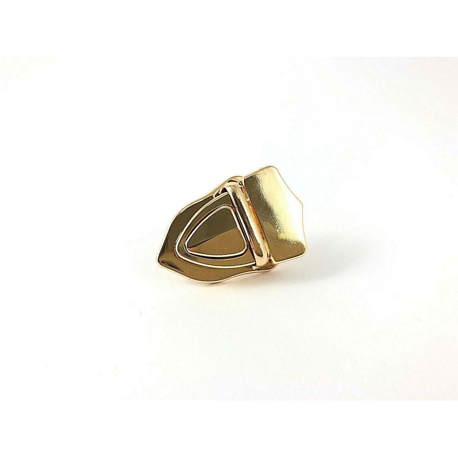 Chiusura a scatto in metallo per rifiniture borse e accessori dimensioni circa 3x4,5 cm.