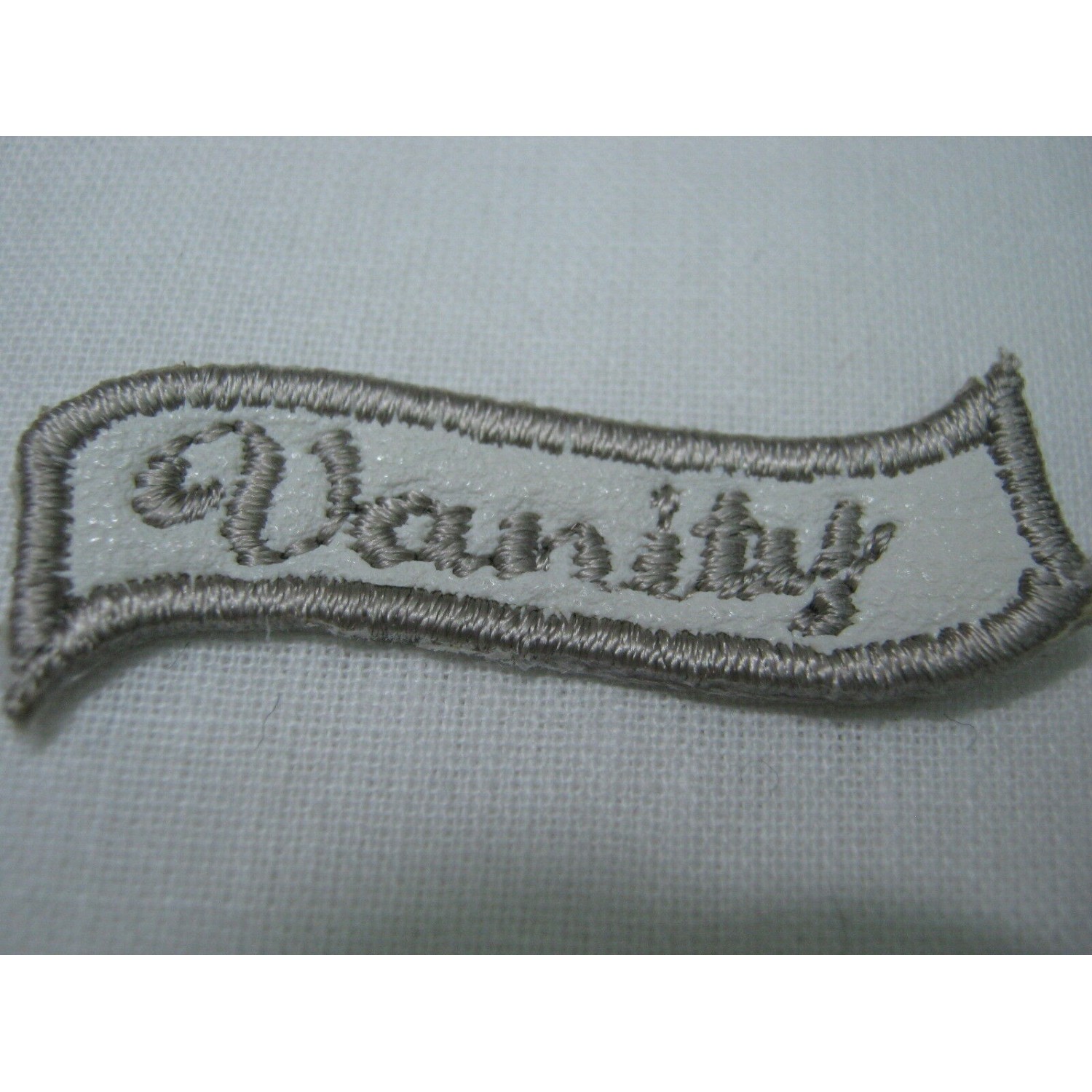 TOPPA PATCH APPLICAZIONE RICAMO TESSUTO TERMOADESIVA O DA CUCIRE DIAM 3,9X3 cm.