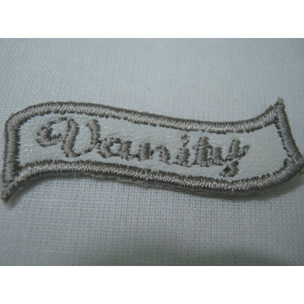 TOPPA PATCH APPLICAZIONE RICAMO TESSUTO TERMOADESIVA O DA CUCIRE DIAM 3,9X3 cm.