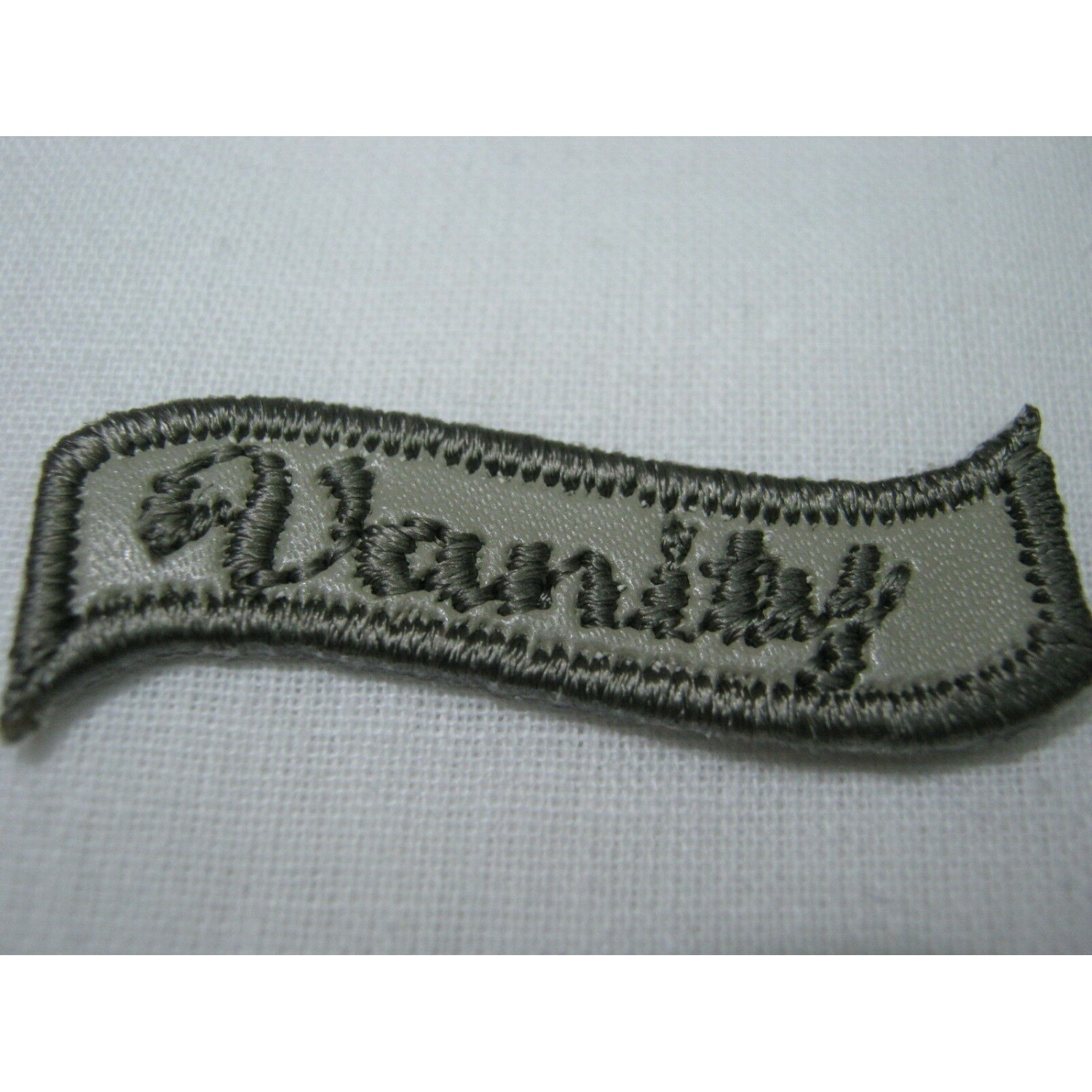 TOPPA PATCH APPLICAZIONE RICAMO TESSUTO TERMOADESIVA O DA CUCIRE DIAM 3,9X3 cm.