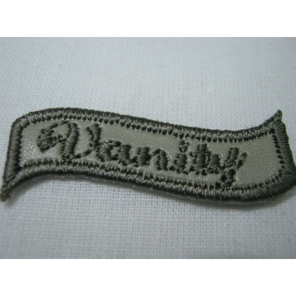 TOPPA PATCH APPLICAZIONE RICAMO TESSUTO TERMOADESIVA O DA CUCIRE DIAM 3,9X3 cm.