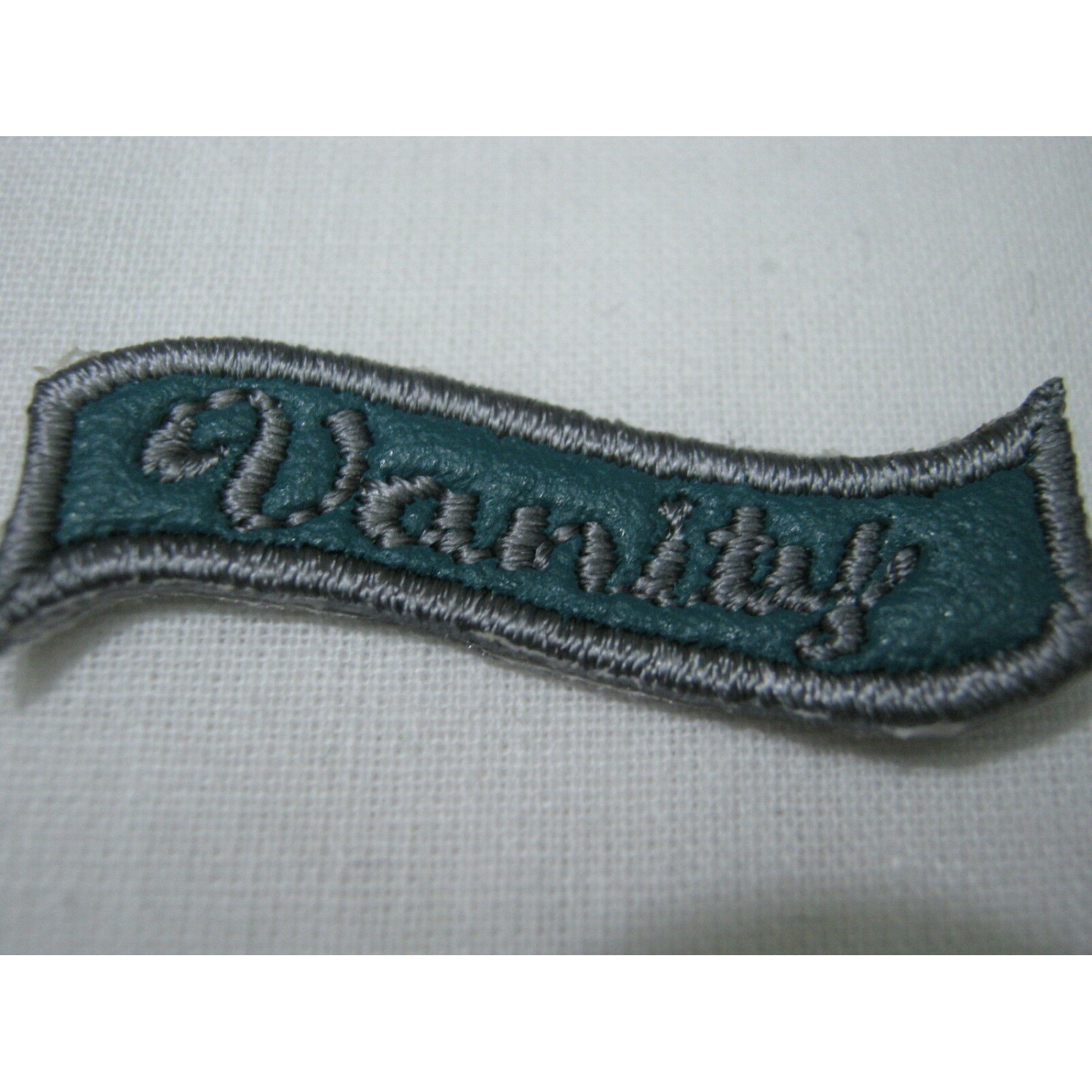 TOPPA PATCH APPLICAZIONE RICAMO TESSUTO TERMOADESIVA O DA CUCIRE DIAM 3,9X3 cm.