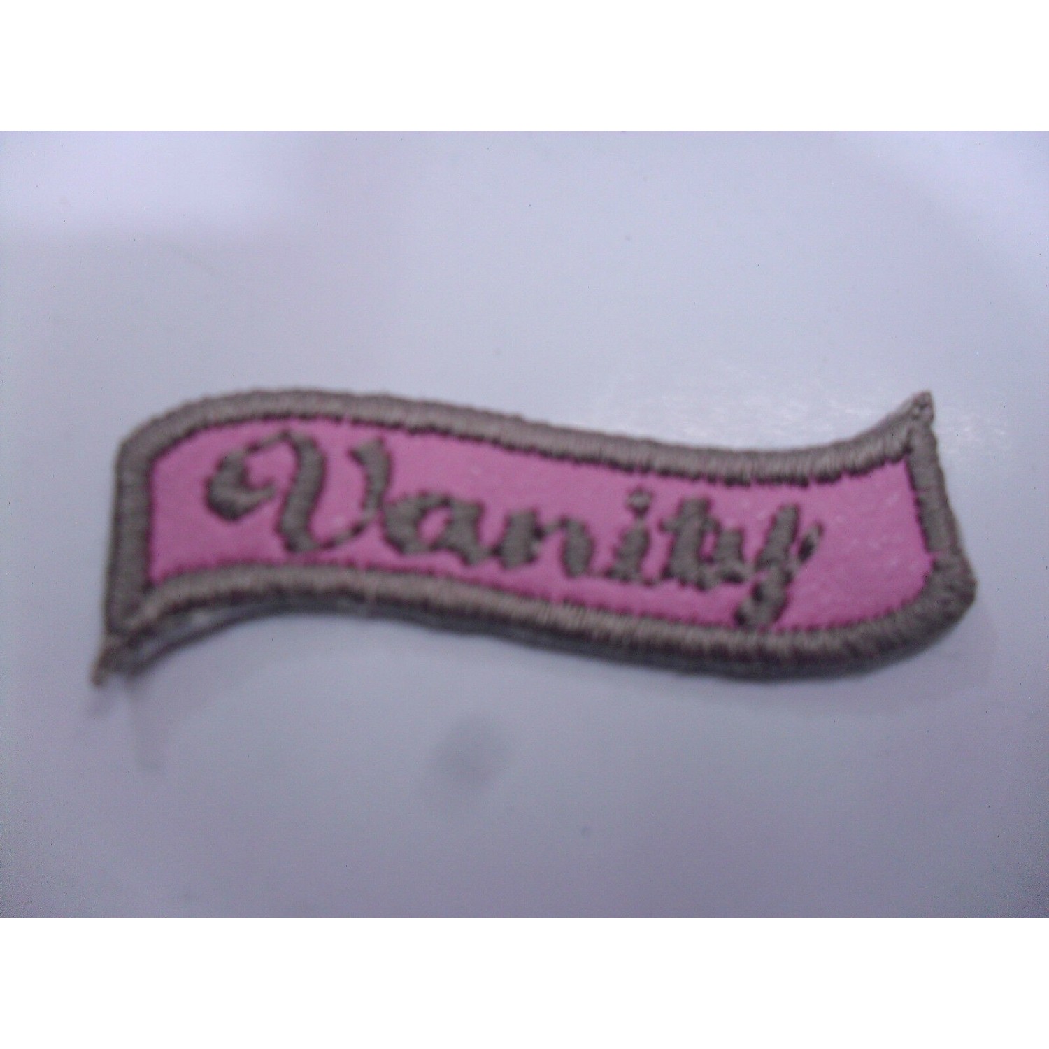 TOPPA PATCH APPLICAZIONE RICAMO TESSUTO TERMOADESIVA O DA CUCIRE DIAM 3,9X3 cm.