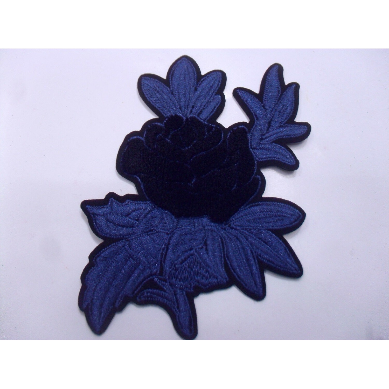 TOPPA PATCH APPLICAZIONE FIORE RICAMO VELLUTO SU ECOPELLE SC.TERMO DIM. 9X14 cm.