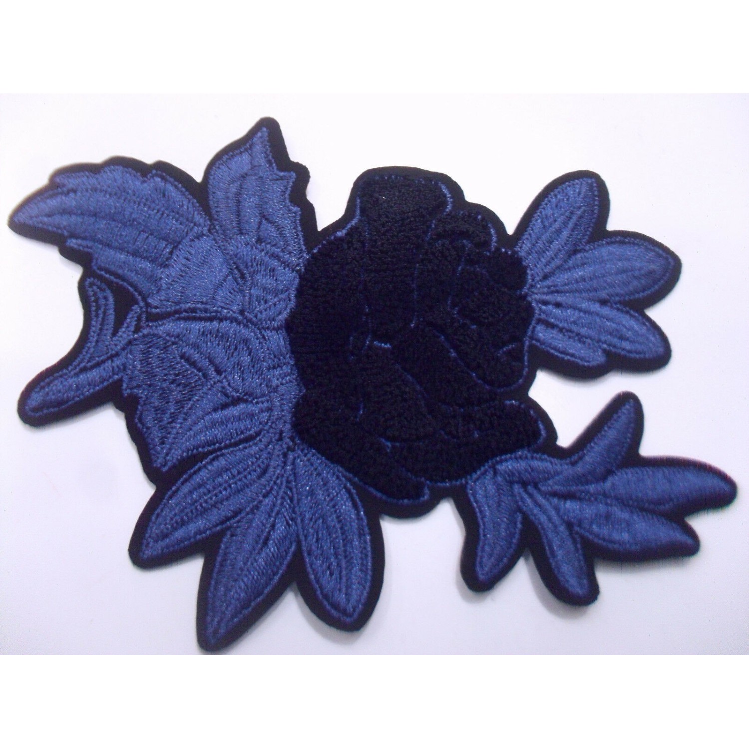 TOPPA PATCH APPLICAZIONE FIORE RICAMO VELLUTO SU ECOPELLE SC.TERMO DIM. 9X14 cm.