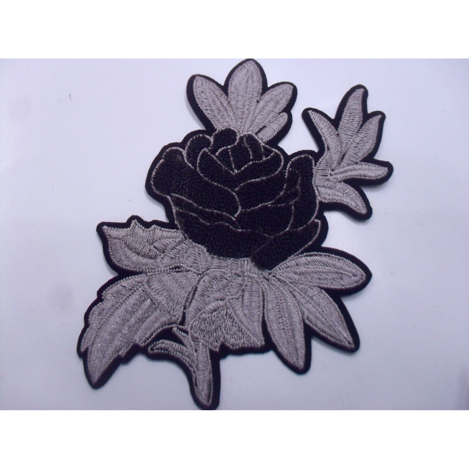 TOPPA PATCH APPLICAZIONE FIORE RICAMO VELLUTO SU ECOPELLE SC.TERMO DIM. 9X14 cm.