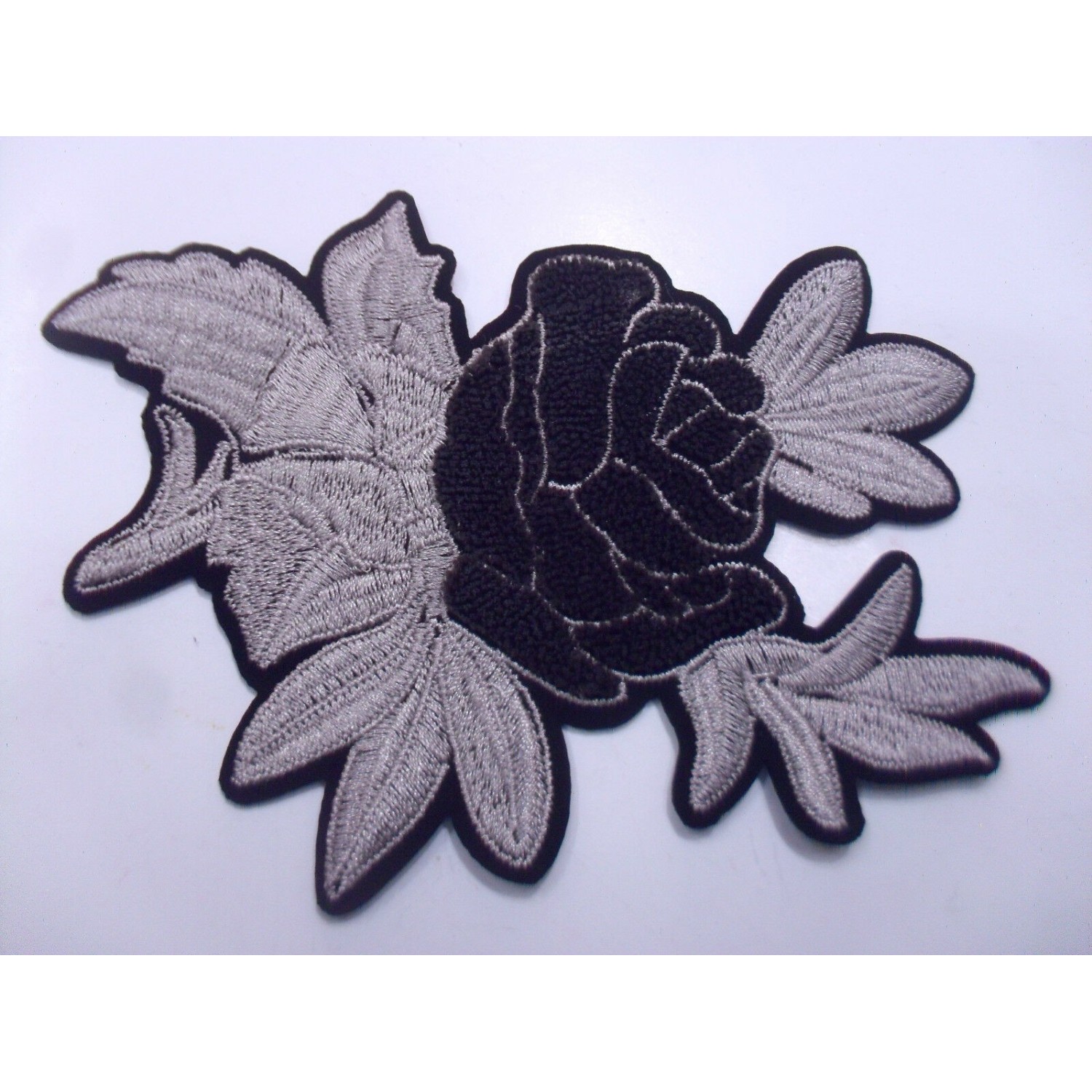TOPPA PATCH APPLICAZIONE FIORE RICAMO VELLUTO SU ECOPELLE SC.TERMO DIM. 9X14 cm.