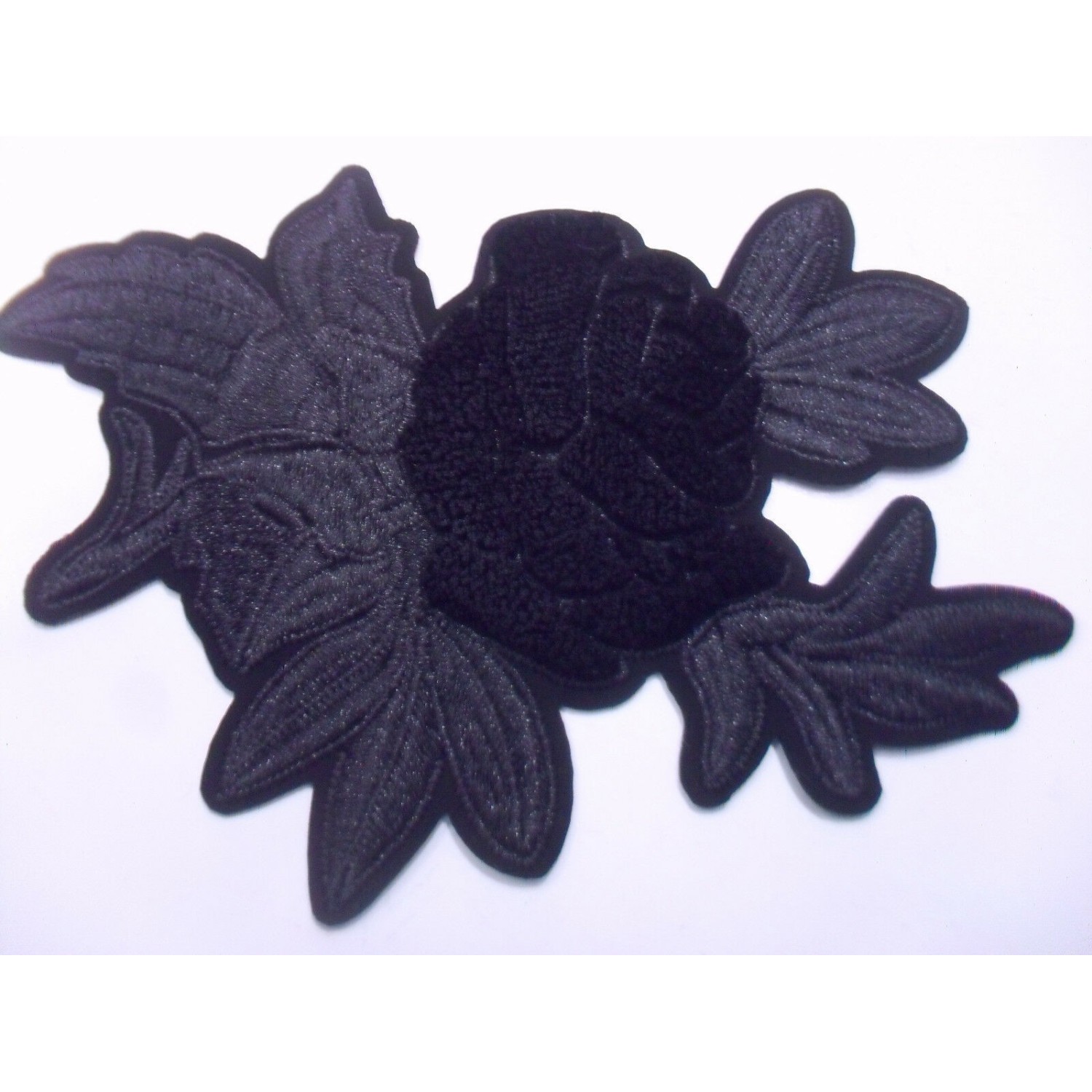 TOPPA PATCH APPLICAZIONE FIORE RICAMO VELLUTO SU ECOPELLE SC.TERMO DIM. 9X14 cm.