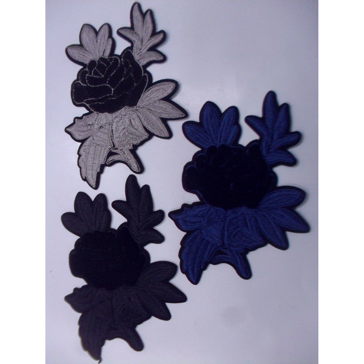 TOPPA PATCH APPLICAZIONE FIORE RICAMO VELLUTO SU ECOPELLE SC.TERMO DIM. 9X14 cm.