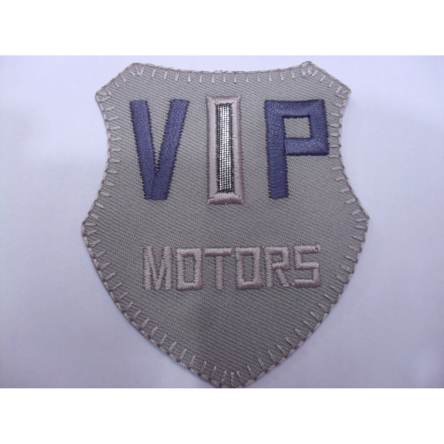 TOPPA PATCH APPLICAZION RICAMO "VIP MOTORS" TERMOADESIVA O DA CUCIRE 5,7X6,8 cm.