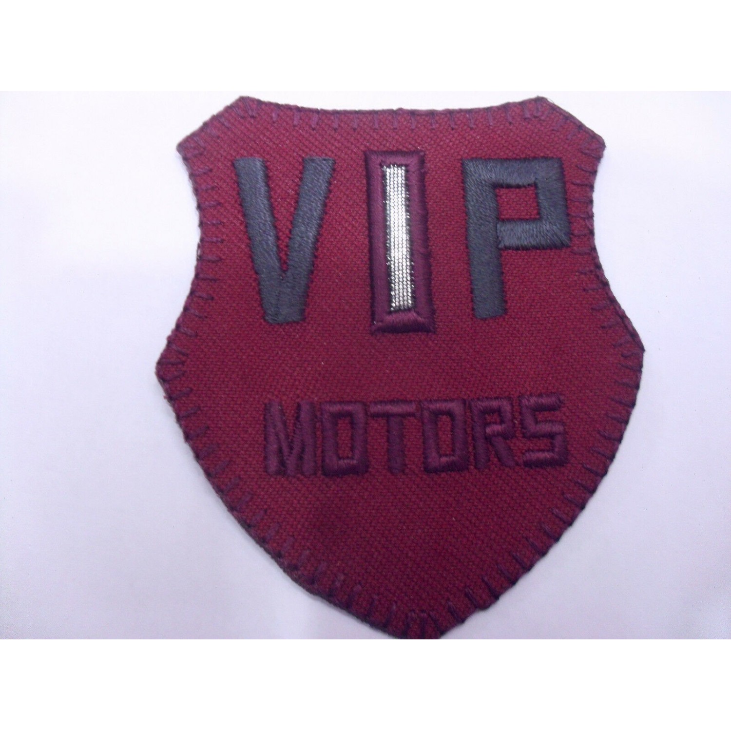 TOPPA PATCH APPLICAZION RICAMO "VIP MOTORS" TERMOADESIVA O DA CUCIRE 5,7X6,8 cm.