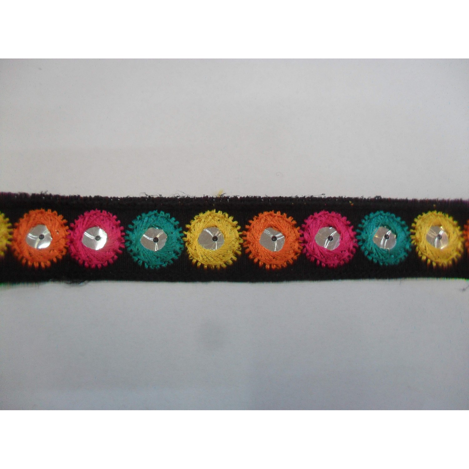 1 mt passamaneria gallone ricamato h. 2,4 cm. x decorazioni abbigliamento, borse e varie