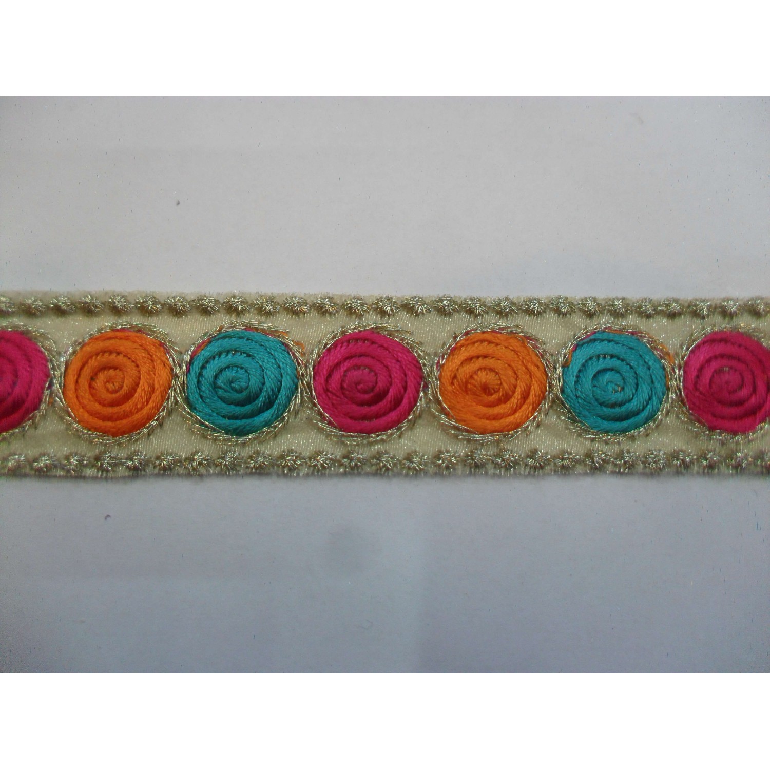 1 mt passamaneria gallone ricamato h. 2,7 cm. x decorazioni abbigliamento borse e varie