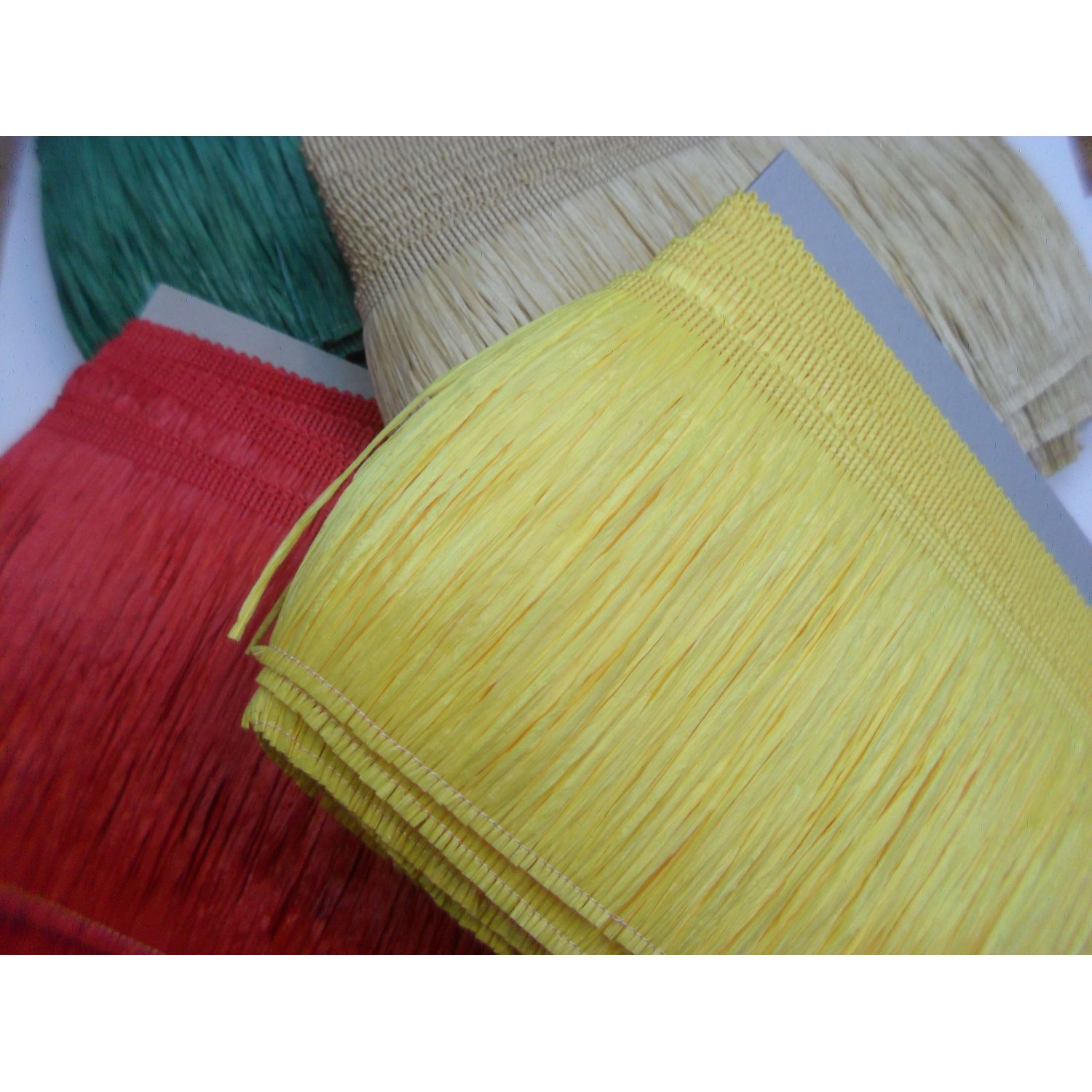 Passamaneria frangia in rafia altezza 15 cm. per decorazioni varie, taglio da 50 cm.