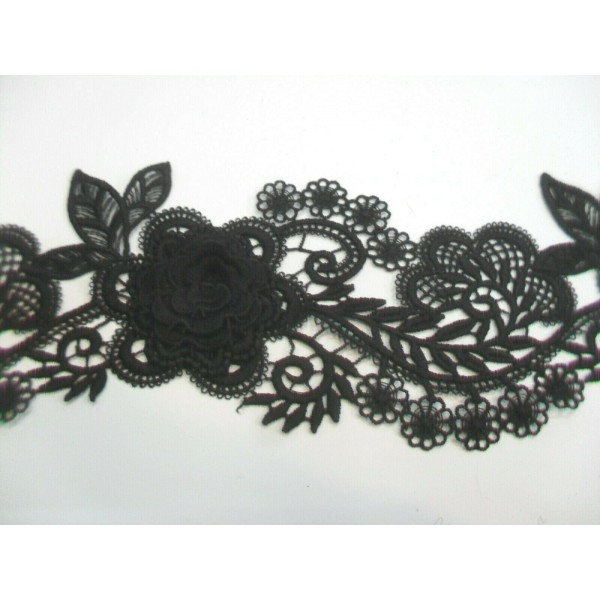 50 cm. merletto macramè alta moda fiori a rilievo altezza circa 10 cm..