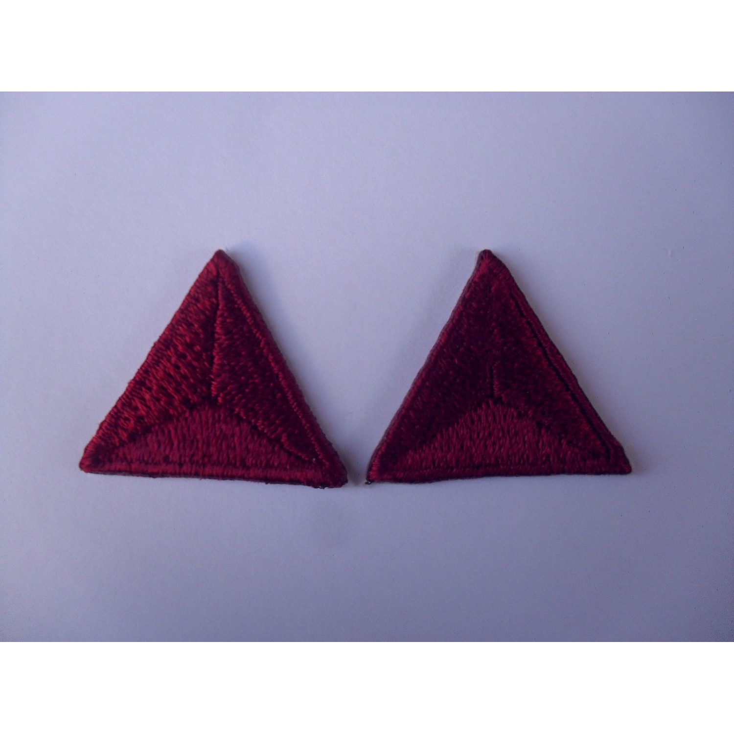 TOPPE PATCH TRIANGOLARI RICAMATE TERMO O DA CUCIRE 2,2X2,2 cm. 2 PZ. VARI COLORI