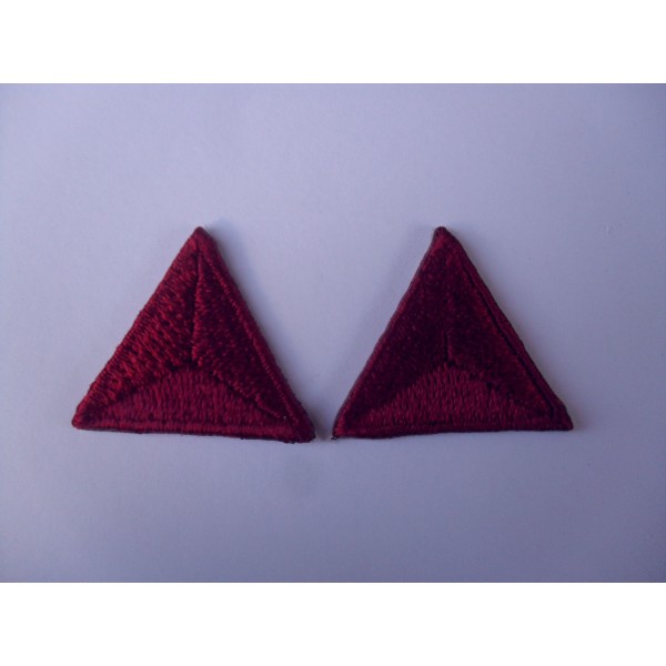TOPPE PATCH TRIANGOLARI RICAMATE TERMO O DA CUCIRE 2,2X2,2 cm. 2 PZ. VARI COLORI