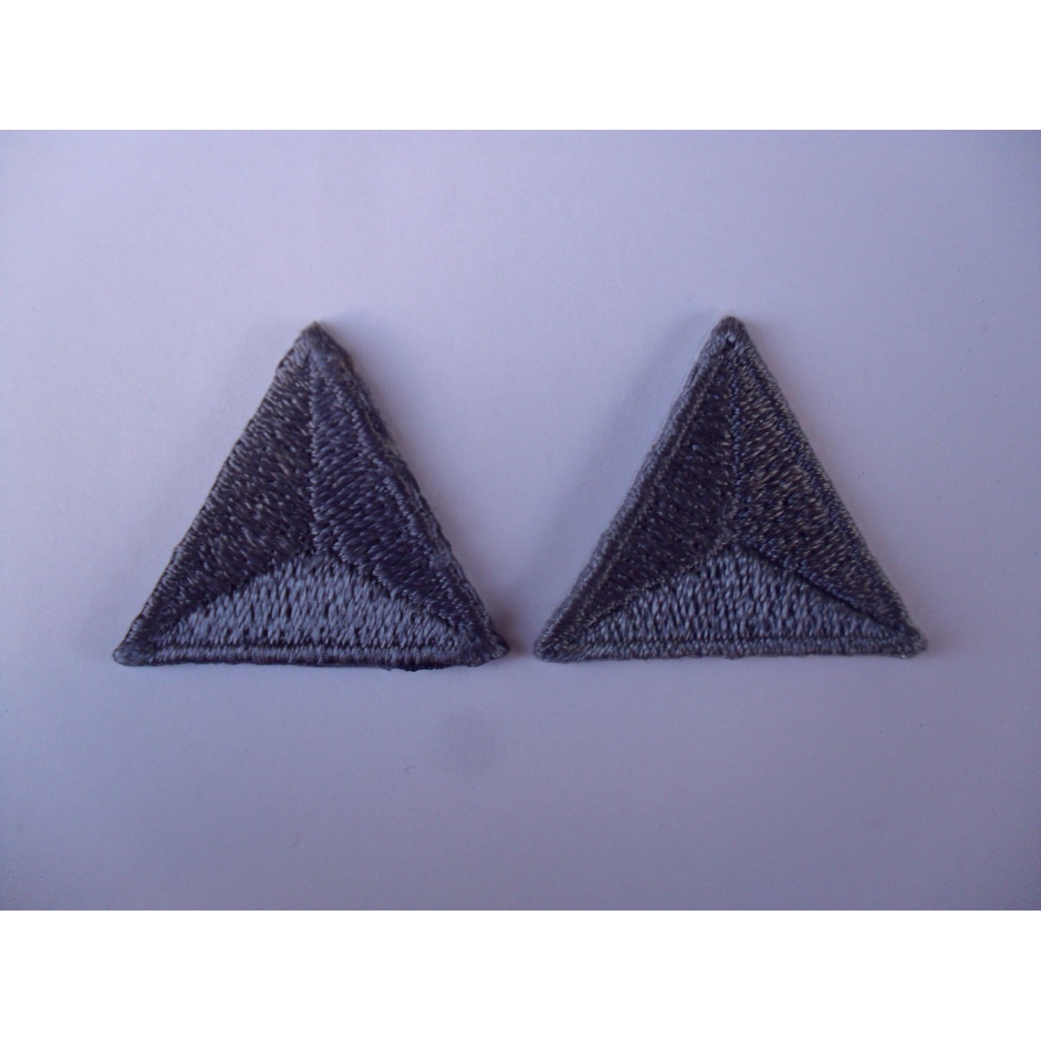 TOPPE PATCH TRIANGOLARI RICAMATE TERMO O DA CUCIRE 2,2X2,2 cm. 2 PZ. VARI COLORI