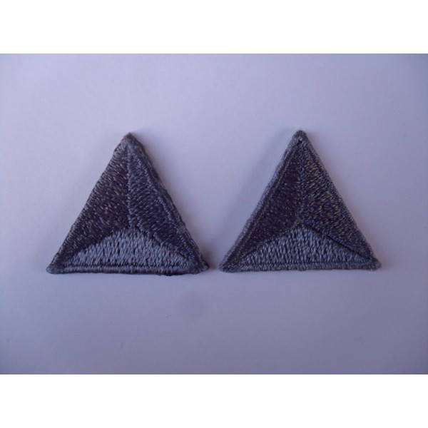 TOPPE PATCH TRIANGOLARI RICAMATE TERMO O DA CUCIRE 2,2X2,2 cm. 2 PZ. VARI COLORI