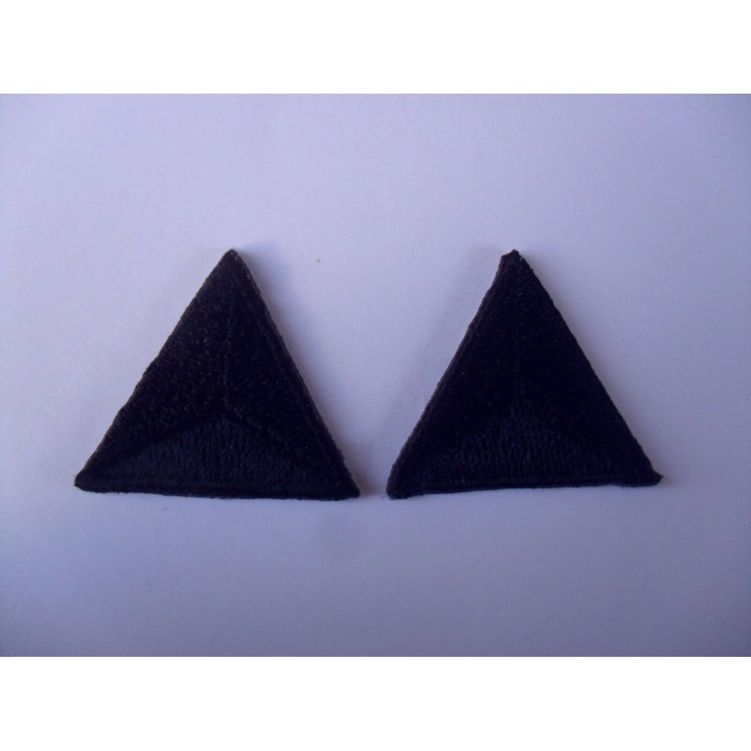 TOPPE PATCH TRIANGOLARI RICAMATE TERMO O DA CUCIRE 2,2X2,2 cm. 2 PZ. VARI COLORI