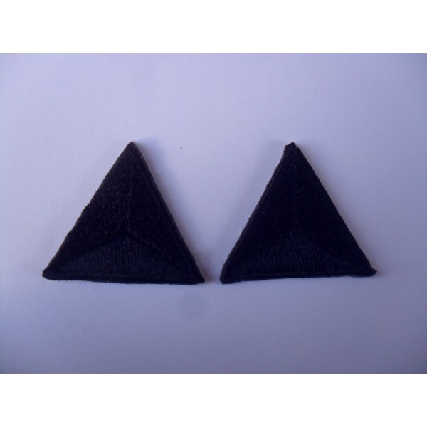 TOPPE PATCH TRIANGOLARI RICAMATE TERMO O DA CUCIRE 2,2X2,2 cm. 2 PZ. VARI COLORI