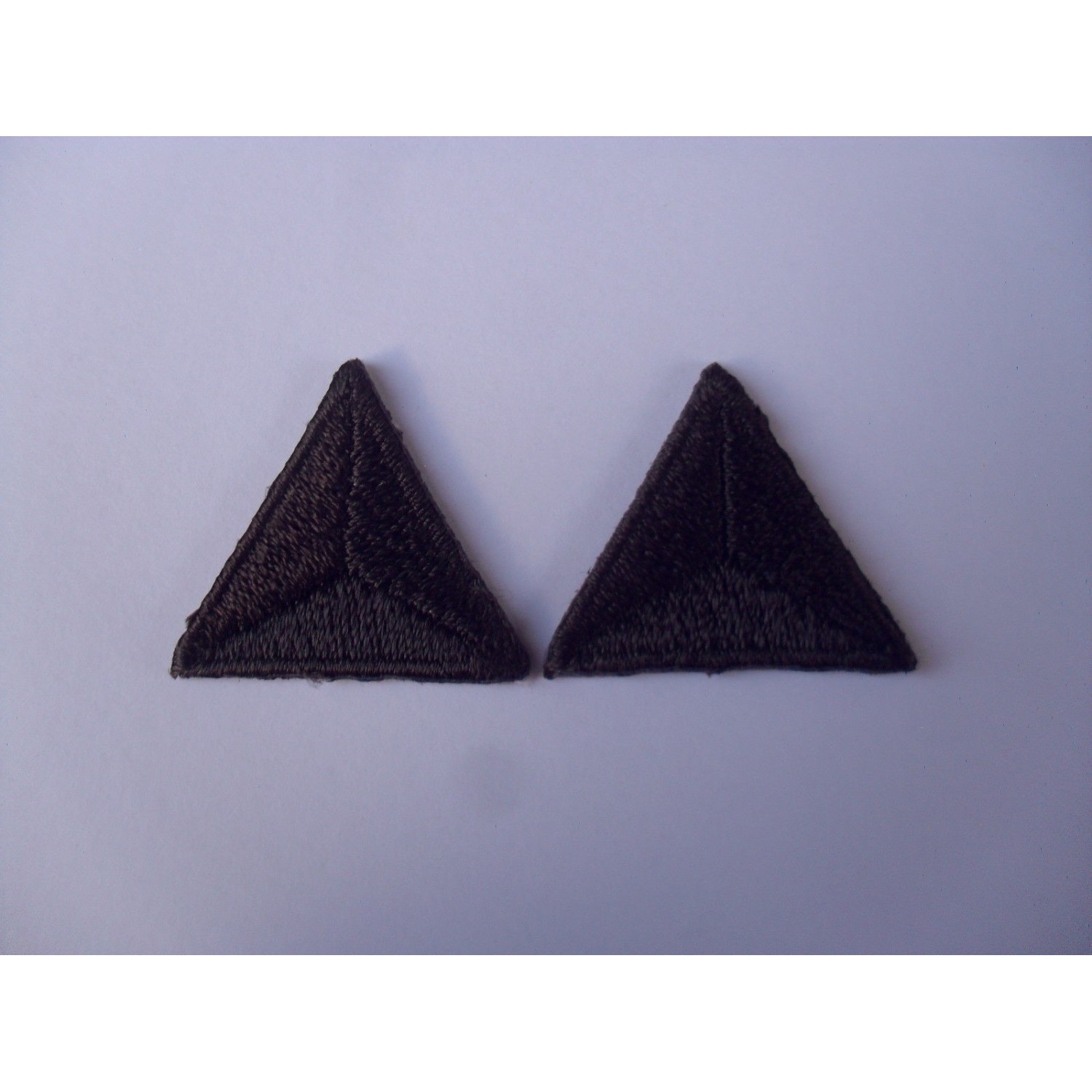 TOPPE PATCH TRIANGOLARI RICAMATE TERMO O DA CUCIRE 2,2X2,2 cm. 2 PZ. VARI COLORI