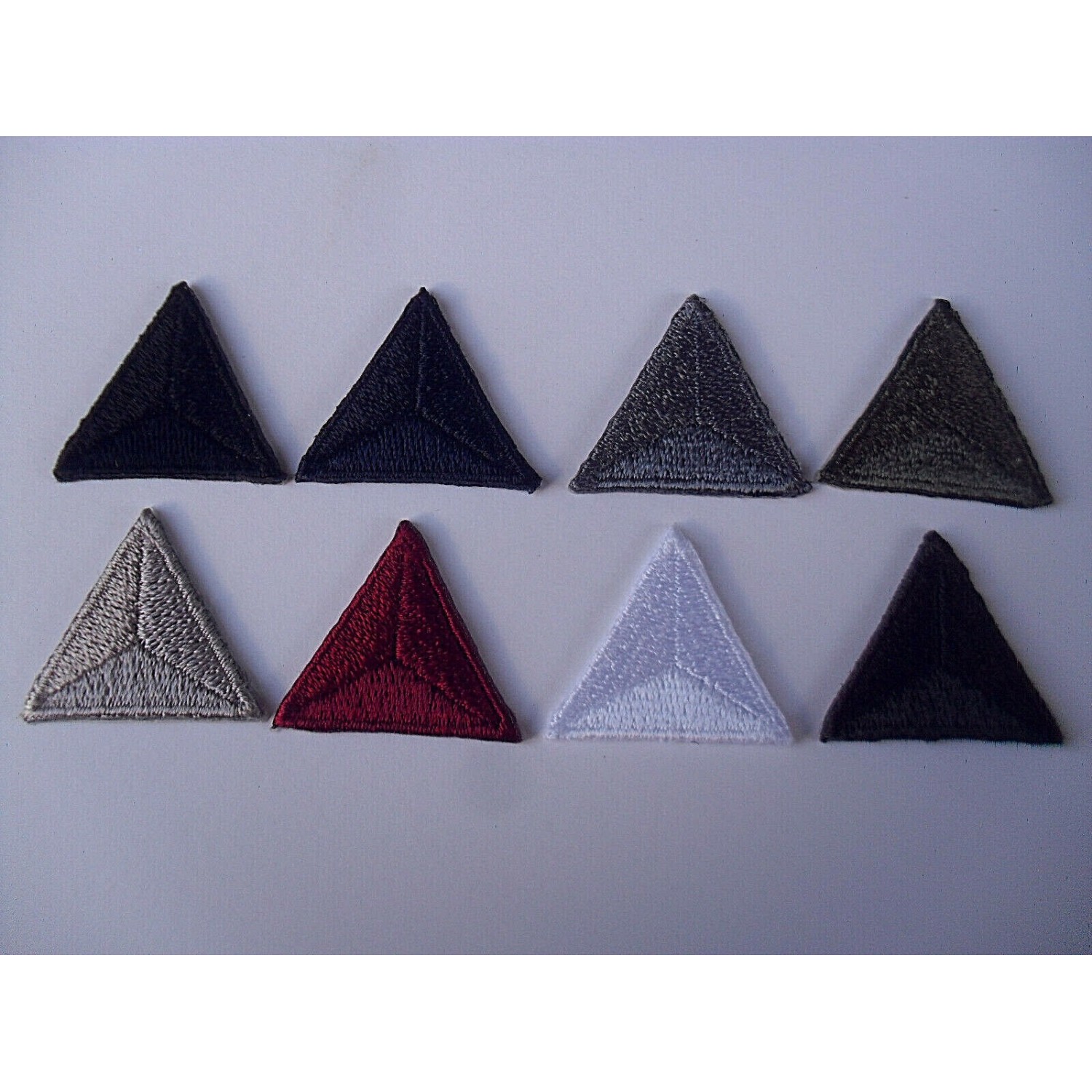 TOPPE PATCH TRIANGOLARI RICAMATE TERMO O DA CUCIRE 2,2X2,2 cm. 2 PZ. VARI COLORI