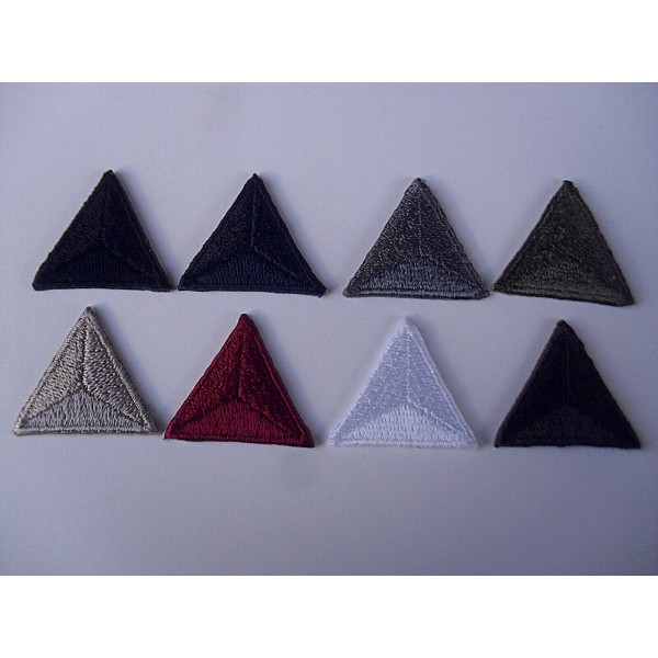 TOPPE PATCH TRIANGOLARI RICAMATE TERMO O DA CUCIRE 2,2X2,2 cm. 2 PZ. VARI COLORI