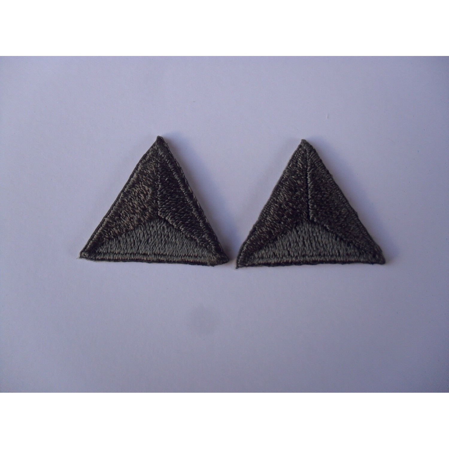 TOPPE PATCH TRIANGOLARI RICAMATE TERMO O DA CUCIRE 2,2X2,2 cm. 2 PZ. VARI COLORI