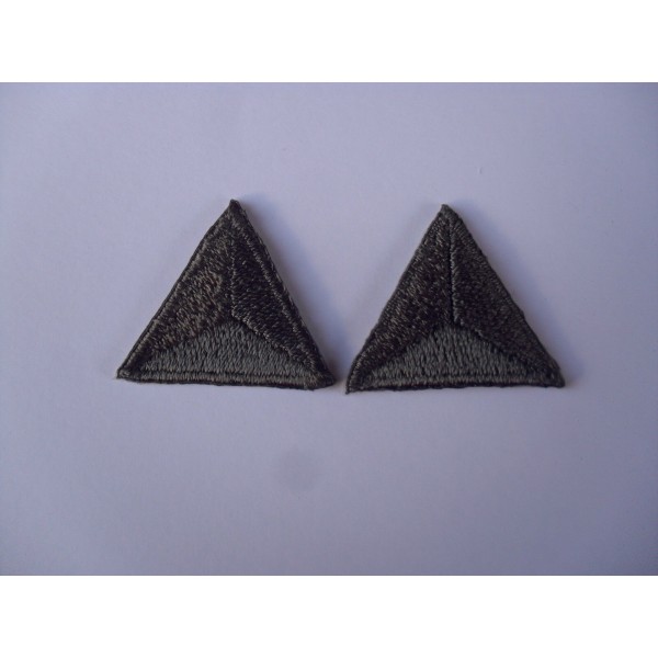 TOPPE PATCH TRIANGOLARI RICAMATE TERMO O DA CUCIRE 2,2X2,2 cm. 2 PZ. VARI COLORI