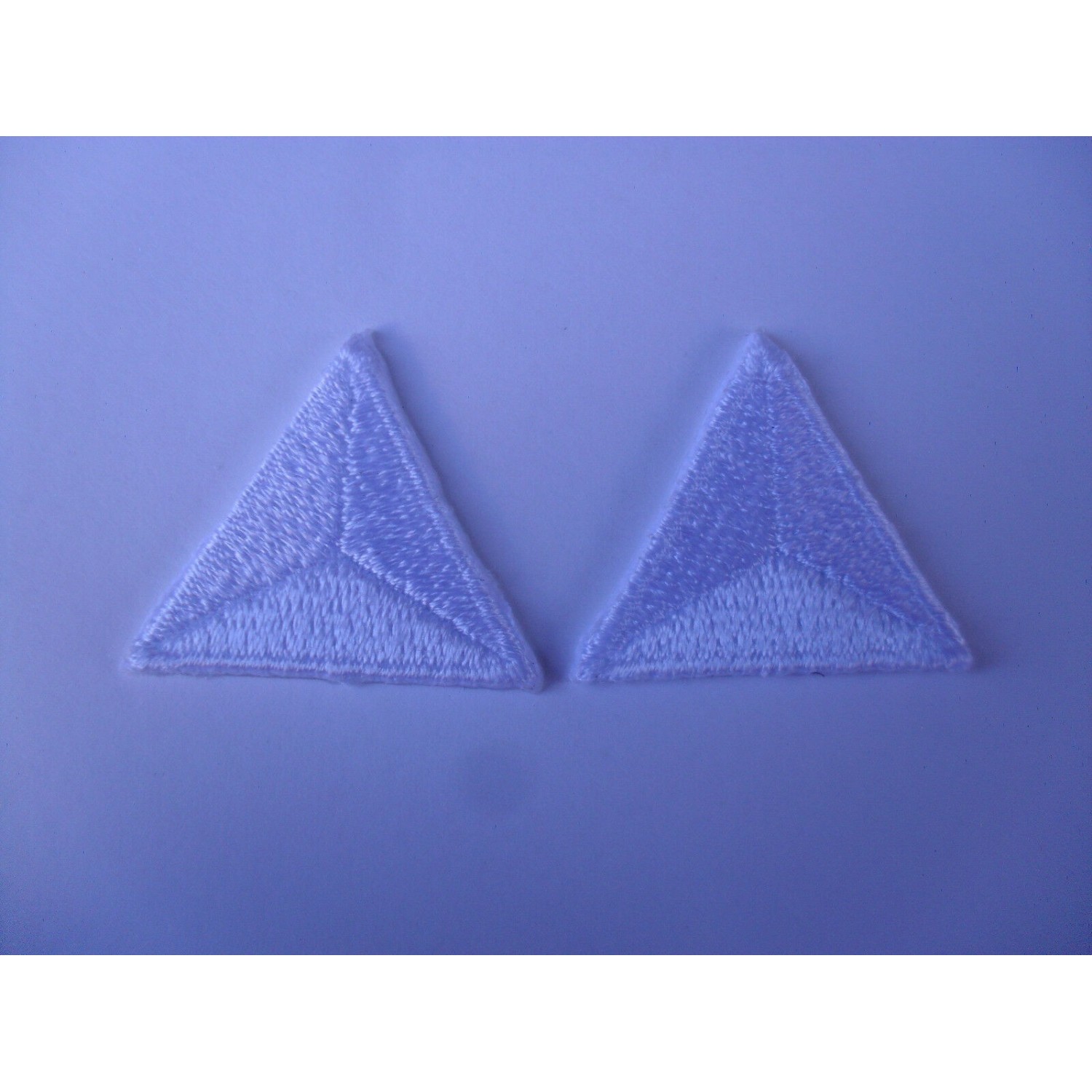 TOPPE PATCH TRIANGOLARI RICAMATE TERMO O DA CUCIRE 2,2X2,2 cm. 2 PZ. VARI COLORI
