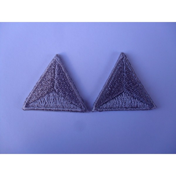 TOPPE PATCH TRIANGOLARI RICAMATE TERMO O DA CUCIRE 2,2X2,2 cm. 2 PZ. VARI COLORI