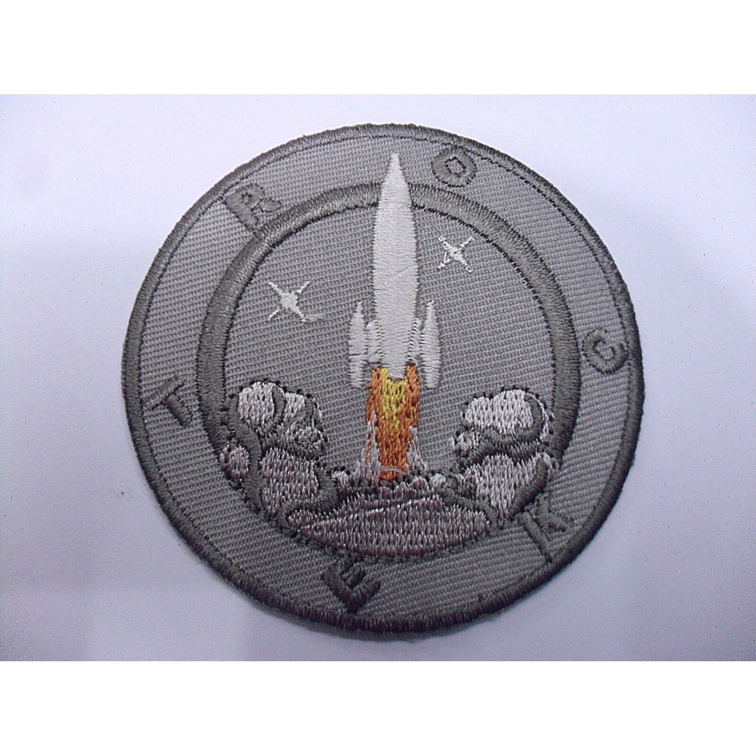 TOPPA PATCH TONDA RICAMO SU TESSUTO "RAZZO DECOLLO" TERMO O CUCIRE DIAM. 6,1 cm