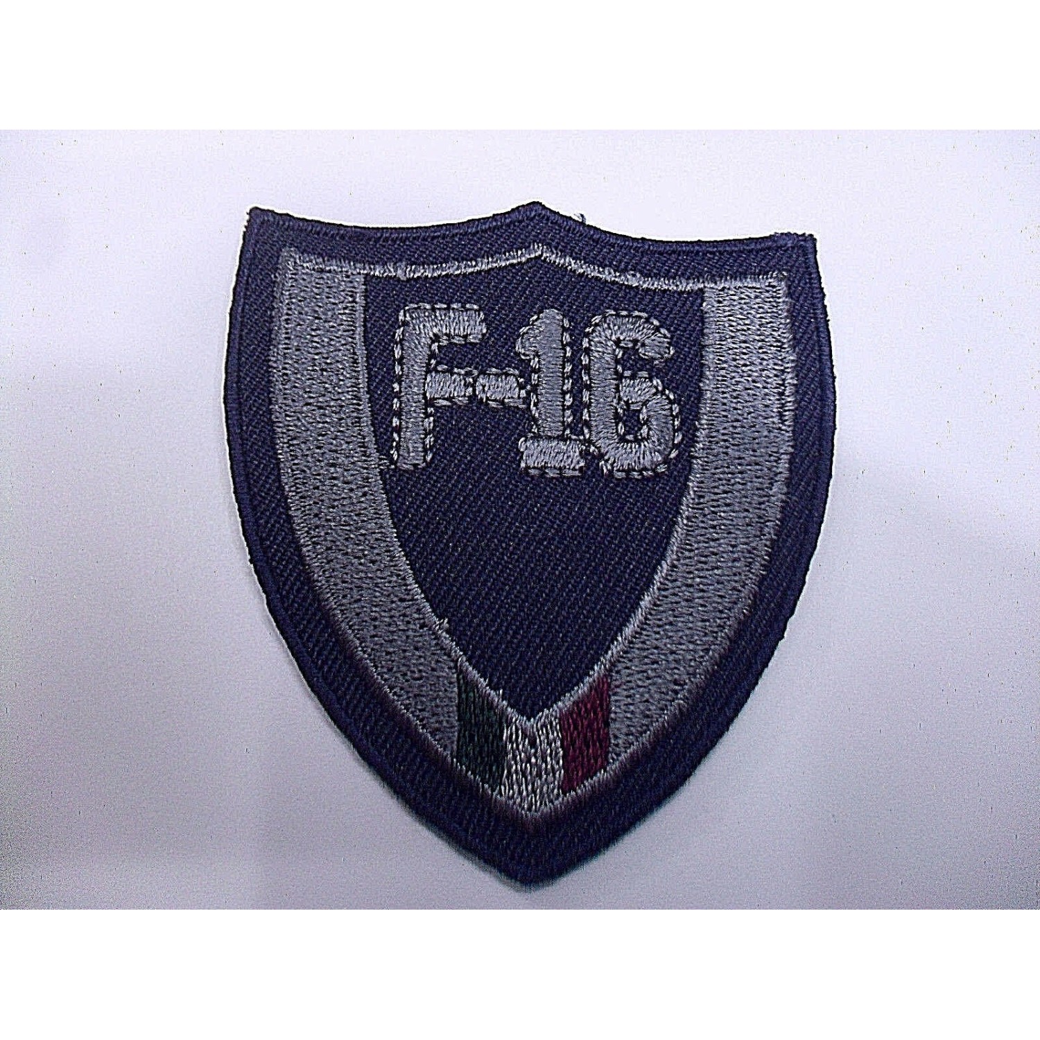 TOPPA PATCH SCUDO RICAMO SU TESSUTO "F16 TRICOLORE" TERMO O CUCIRE 6,1X5,6 CM.