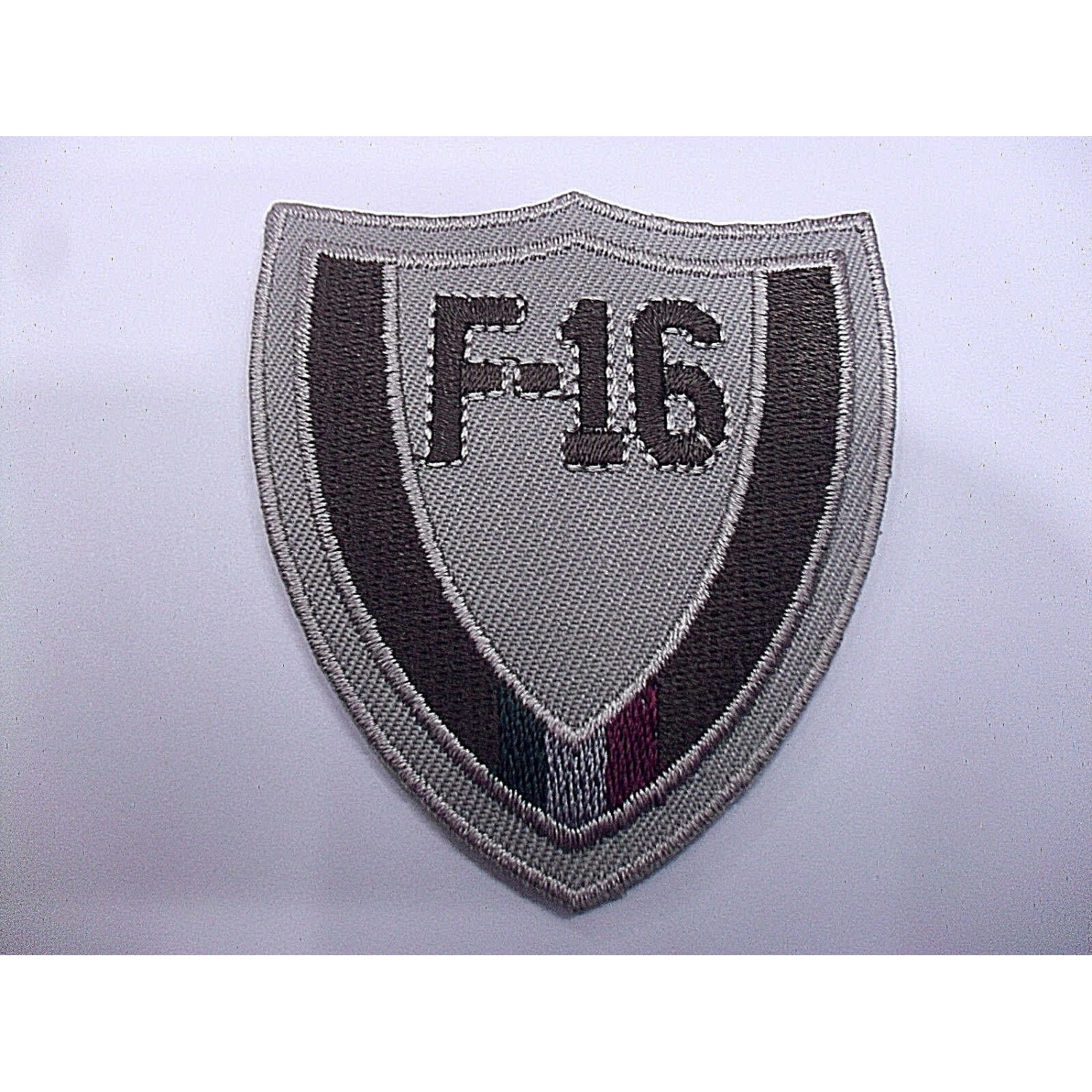 TOPPA PATCH SCUDO RICAMO SU TESSUTO "F16 TRICOLORE" TERMO O CUCIRE 6,1X5,6 CM.