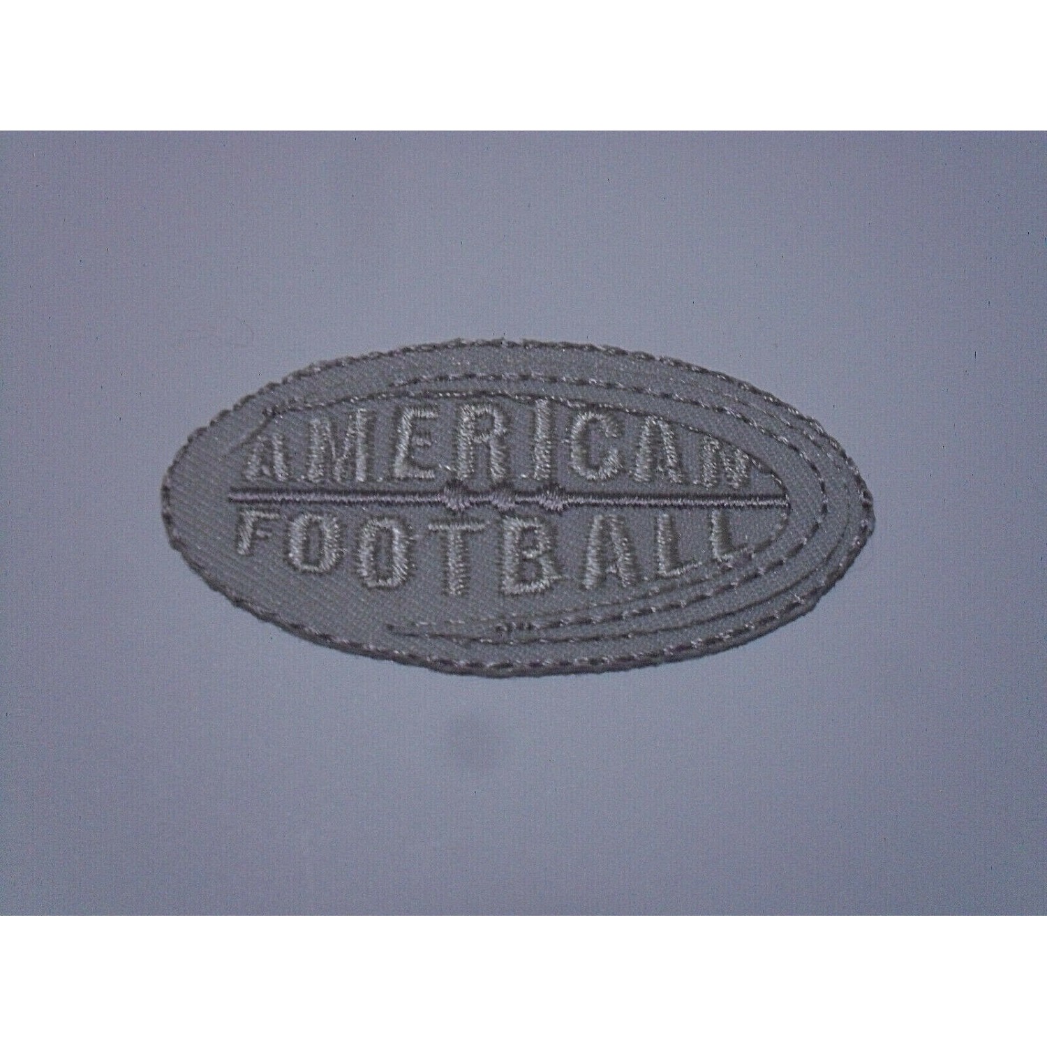 TOPPA PATCH RICAMO TESS. "AMERICAN FOOTBALL" TERMO O DA CUCIRE DIMENS. 6X3,2 CM.